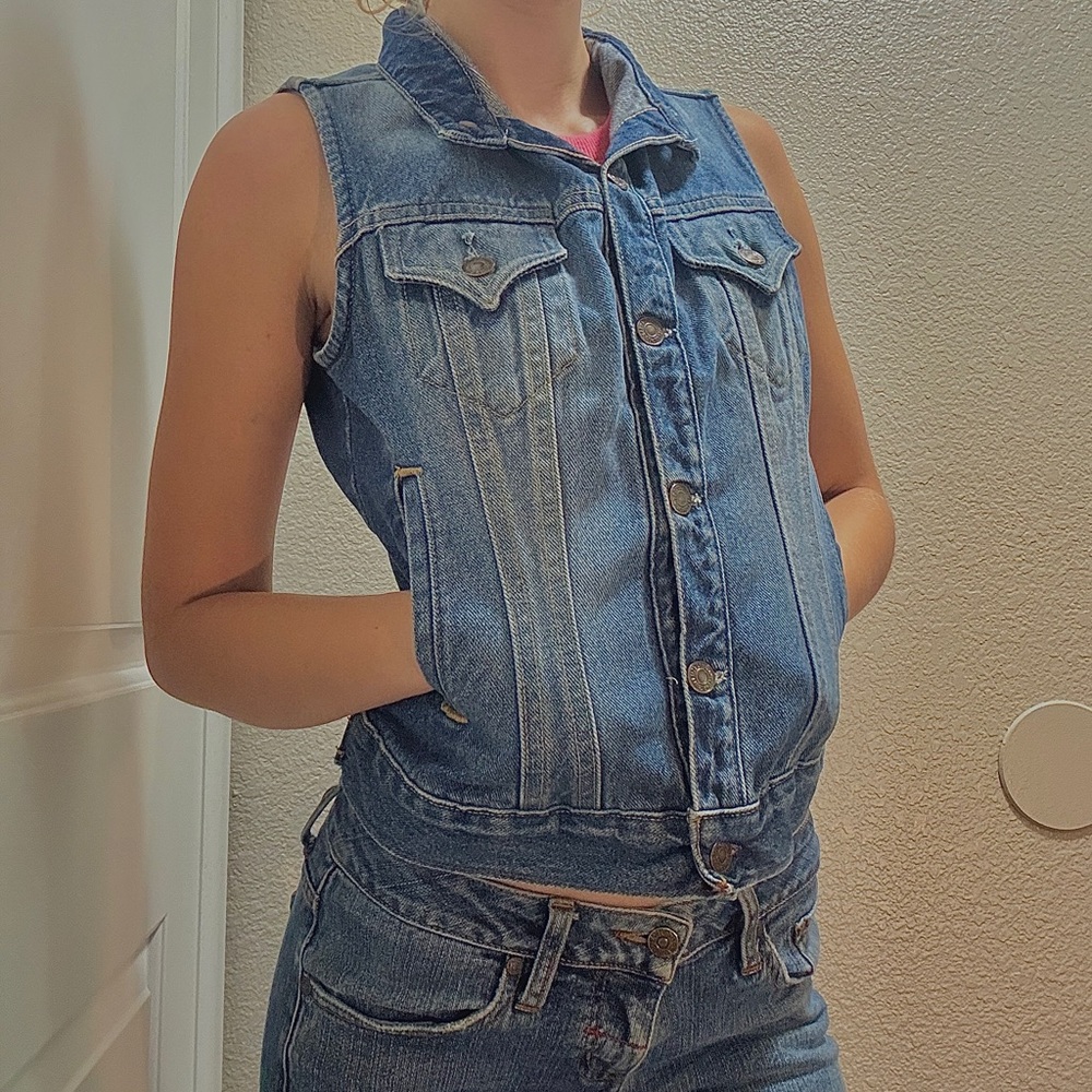 Women’s Levi’s denim vest with adjustable button flaps on the bottom